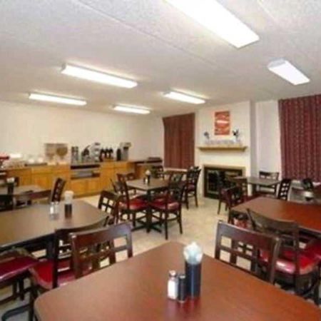 Econo Lodge At Nasa Уебстър Ресторант снимка